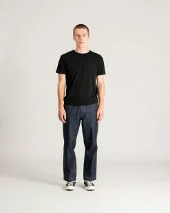 Pocket T-Shirt Coal -Dress store SS22 ON MODEL WEB 331